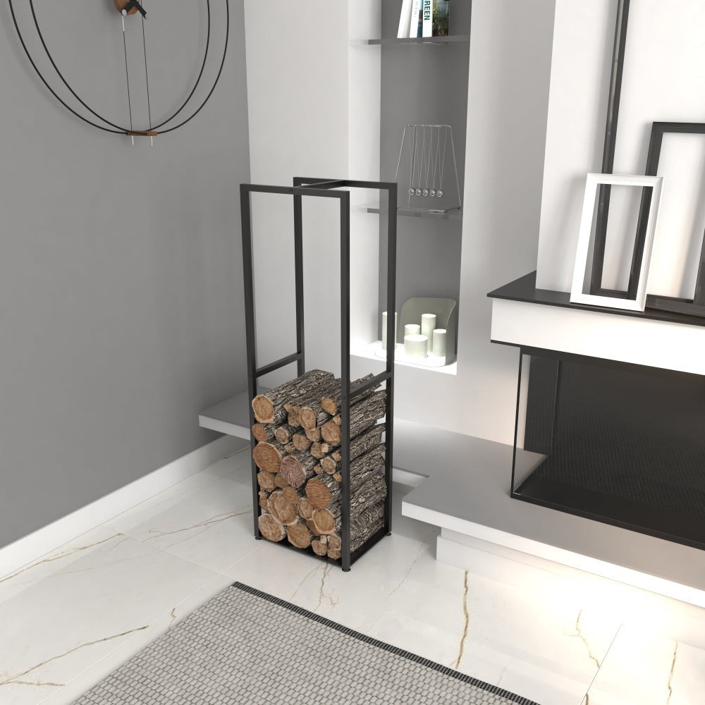 Gri duvarlar ve açık renk mermer zeminli modern bir iç mekanda konumlandırılmış, içine istiflenmiş kütüklerle dolu siyah metal bir odunluk. Oda, mumlar, çerçeveli dekorlar ve minimalist bir estetikle donatılmış gömme bir rafa sahiptir.