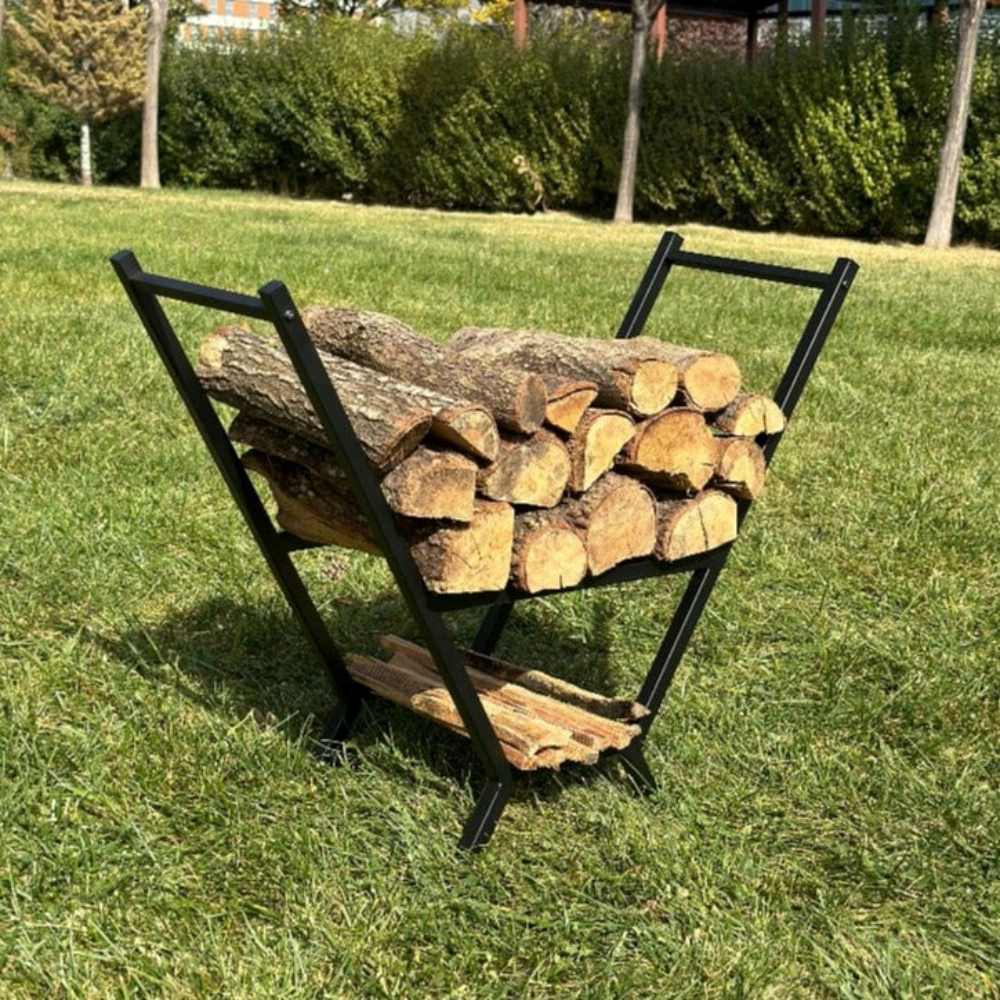 Dış mekanda yer alan, hem üst hem de alt bölmeleri kütüklerle dolu, ergonomik tasarımını vurgulayan siyah V şeklinde bir odunluğun yan görünümü.