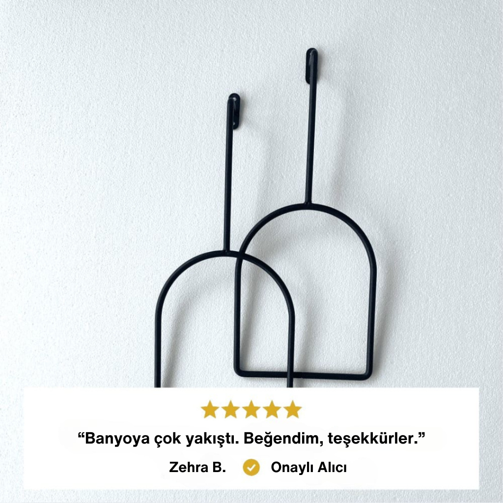 Minimalist siyah metal duvar askısı seti, modern banyo dekoruna şık bir dokunuş katar. Kullanıcı memnuniyet yorumuyla birlikte gösterilmektedir.