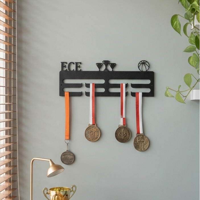 Basketbol oyuncularının kazandığı madalyaları düzenli şekilde sergilemek için tasarlanmış isme özel metal madalya askılığı.