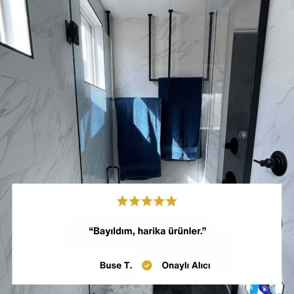 Modern banyoda tavana monte edilmiş siyah metal havlu askılığı üzerinde asılı lacivert havlular ve müşteri memnuniyeti yorumu