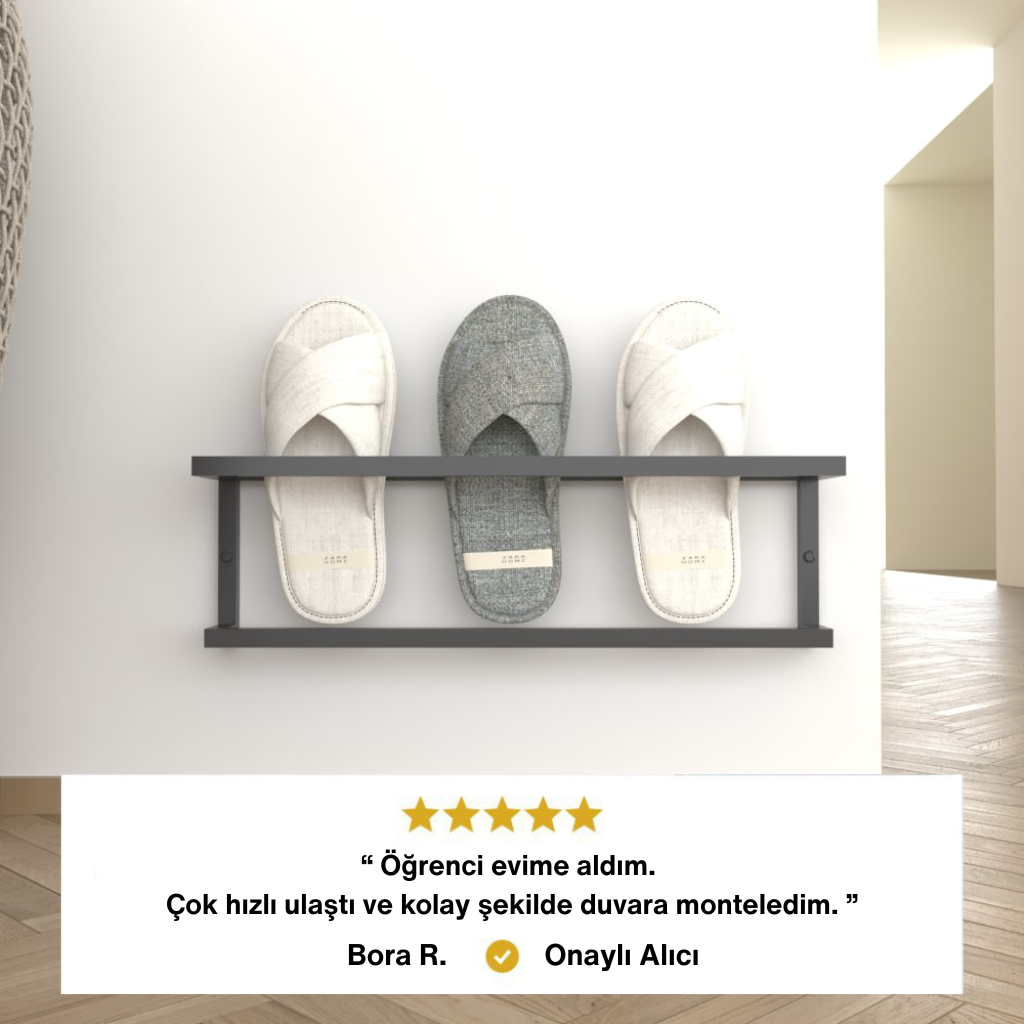 Siyah metal çerçeveli, duvara monte terlik standı üzerinde üç çift terlik. Alt kısımda Bora R. adlı Onaylı Alıcı yorumu: "Öğrenci evime aldım. Çok hızlı ulaştı ve kolay şekilde duvara monteledim."
