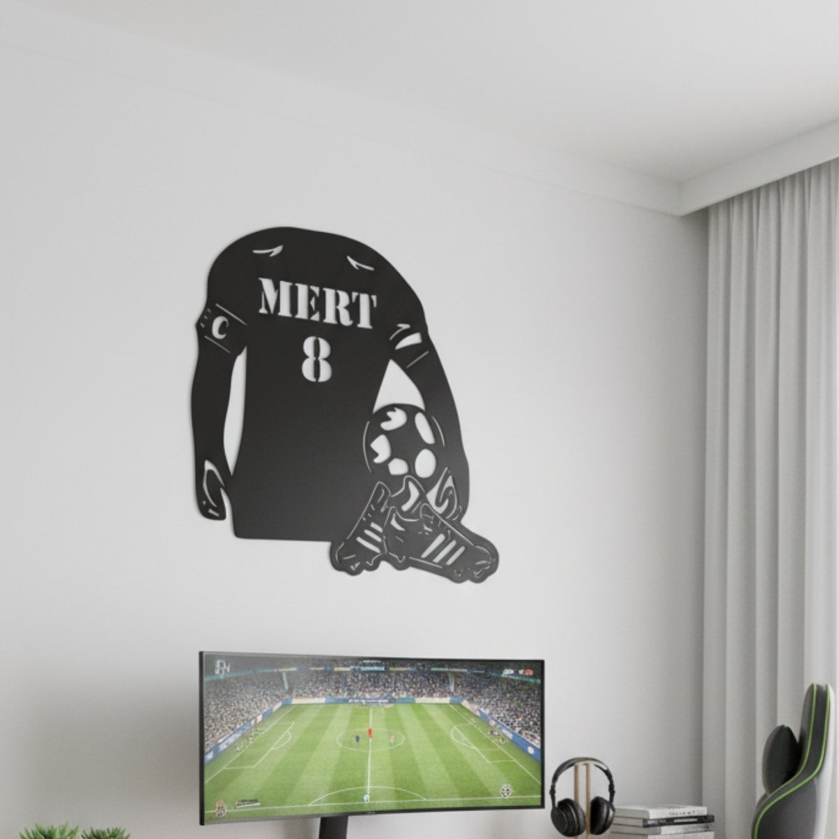 Lazer kesim detaylara sahip, futbol sahası enerjisini eve taşıyan estetik ve modern siyah metal duvar aksesuarı.