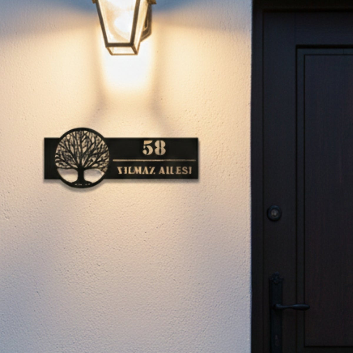 Yeni eve taşınan sevdikleriniz için isim ve numara yazılarak özelleştirilebilen anlamlı ve dekoratif metal duvar levhası.